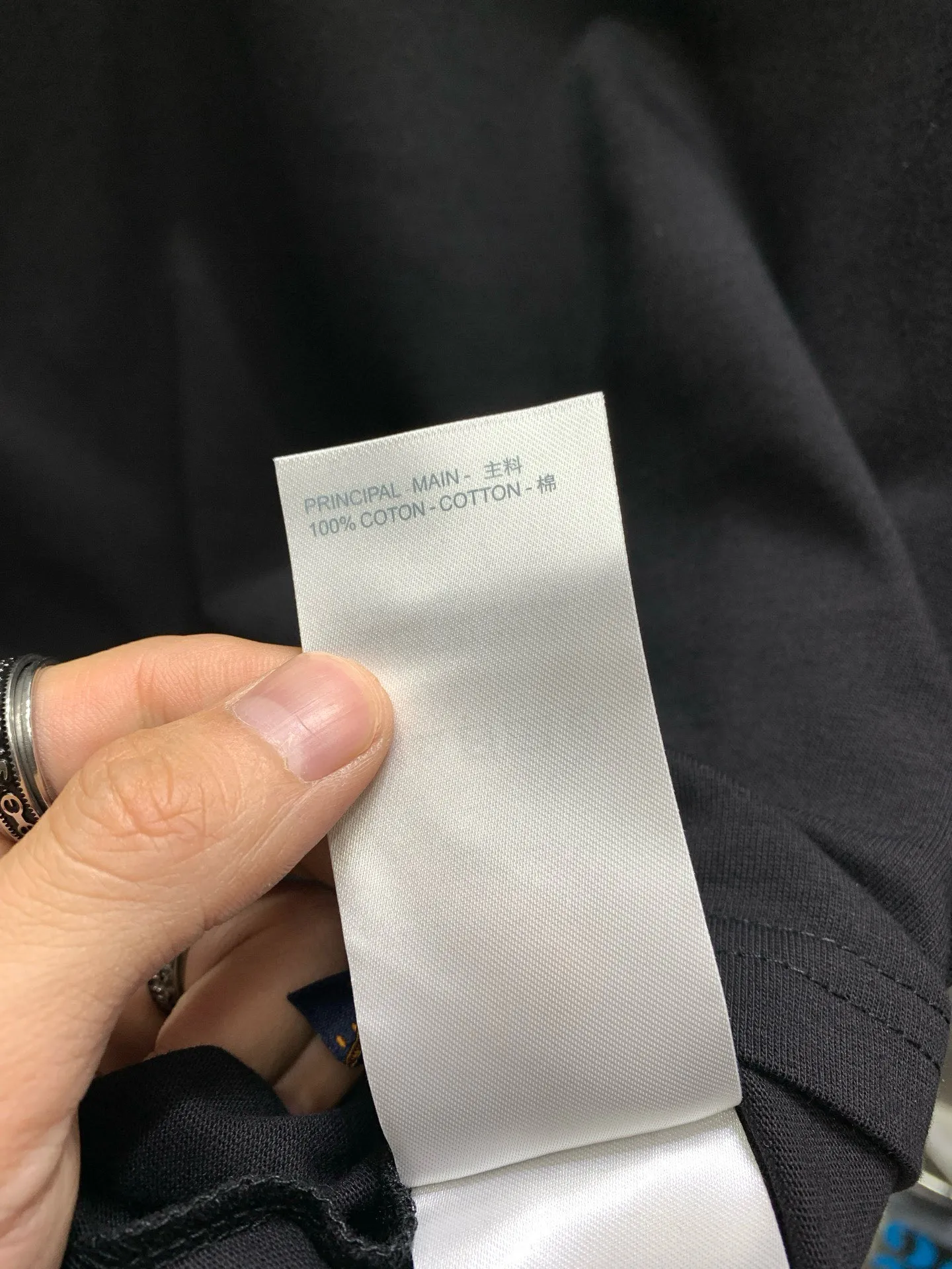 🅿️230 🀄️ Louis Vuitton LOUIS VUITTON pure cotton short sleeves with silicone front and rear leather labels. Made of 100% pure cotton. 280g double-ply combed cotton fabric. This fabric is a must-have fabric for summer short sleeves. Cotton can make the upper body more three-dimensional and breathable. Polyester material allows the clothes to be worn for a long time and still maintain elasticity. The leather label is made of silicone synthetic leather label with the brand's iconic LOGO on the surface. The 3D three-dimensional embossing effect presents a high-end style. The back collar is marked with LV's iconic LOGO. This short-sleeved crew neck shirt is made of soft cotton. The VVN leather patch on the front is embossed with the LV Vers logo, telling the long heritage of the brand's leather goods series. The small LV leather patch on the rear completes the details.